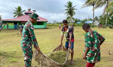 Karya Bakti di Merauke, Satgas Yonif 143/TWEJ Bersama Warga Bersihkan Masjid Darussalam